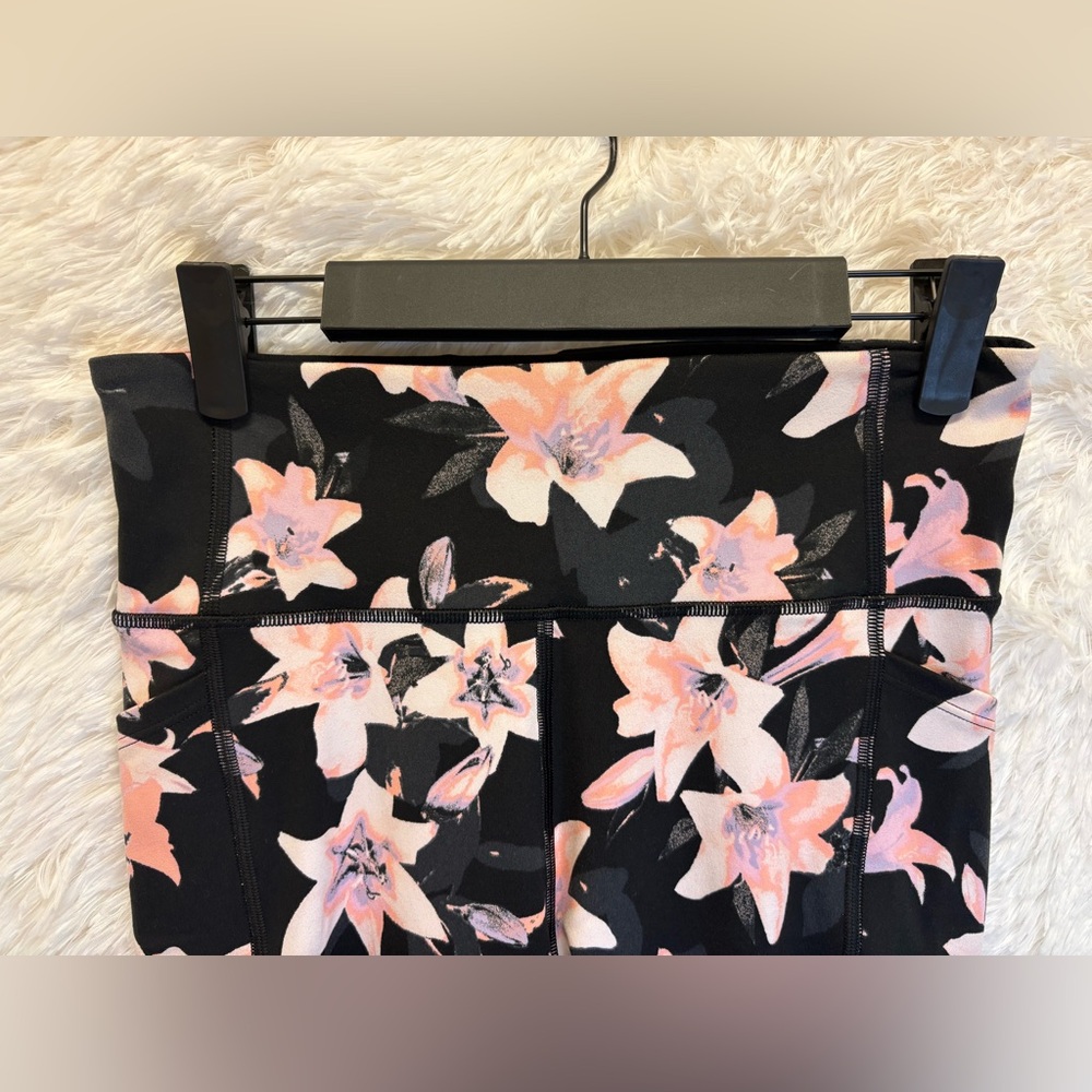 Victoria’s Secret Floral Athleisure Leggings | Yoga | | Lightweight | Medium - Picture 6 of 13